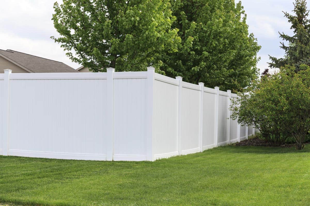 Contemporarywhitevinylfencesurroundingyard